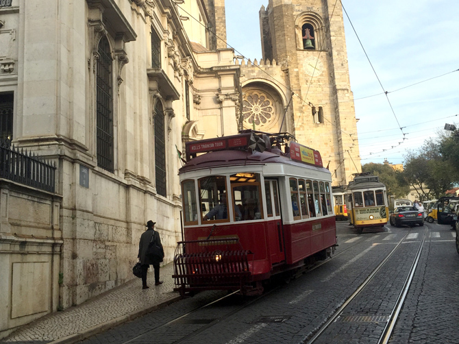 Vieux tramways de Lisbonne qui circulent dans les rues étroites.