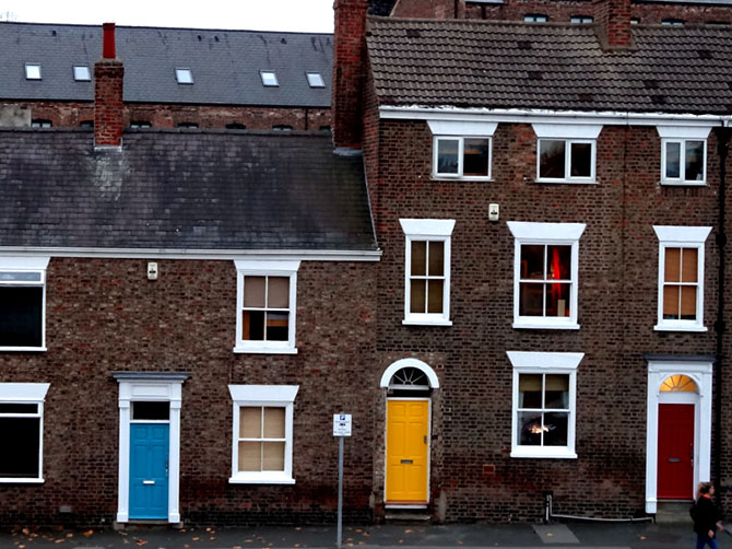Portes colorées sur maisons typiquement anglaises à York.