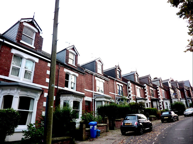 Quartier anglais avec les maisons exactement pareilles, comme tous les quartiers anglais.