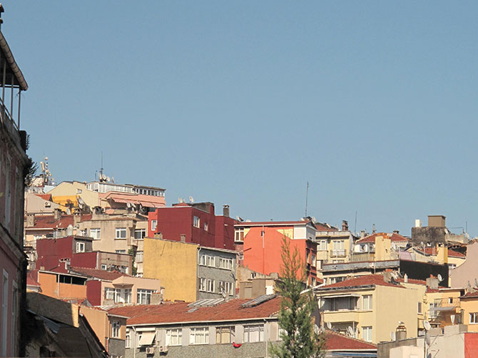 Le ciel bleu, l'architecture colorée.