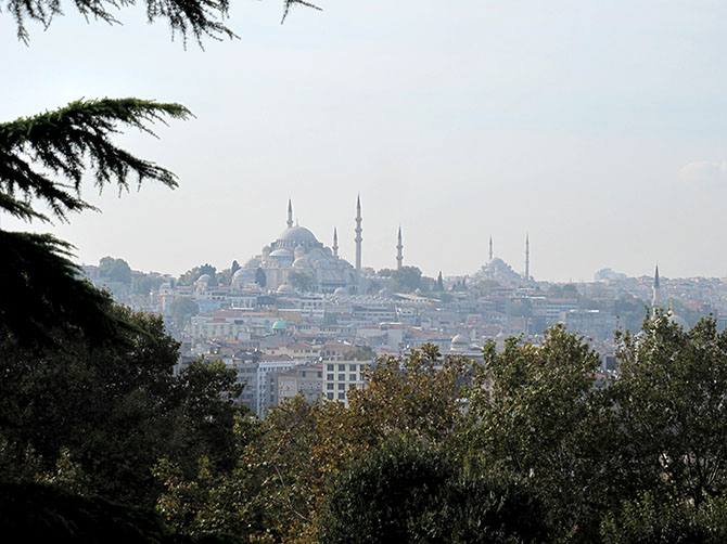 Istanbul et ses mosquées qui sortent de la terre, pointées vers le ciel.