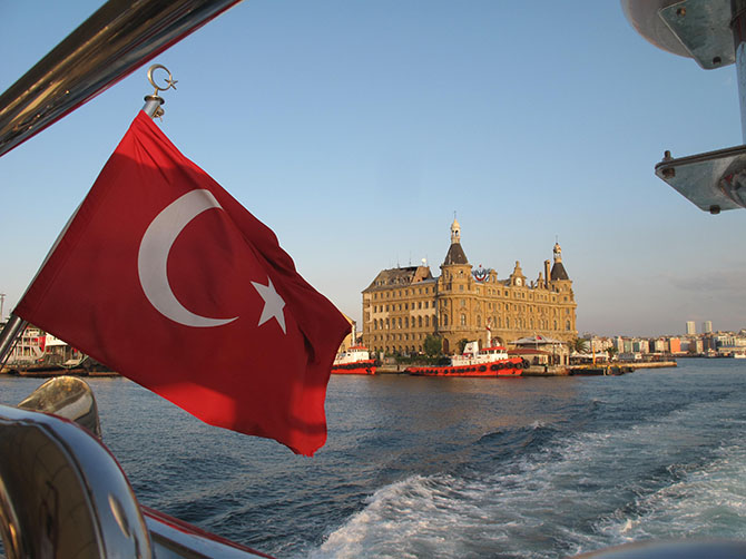 Sur un bateau drapeau turc - il y en a partout - et la gare.