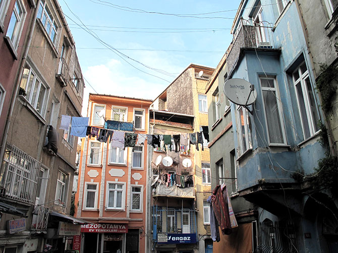 Quartier de Tarlabasi, célèbre pour ses vêtements mis à sécher, accrochés d'un immeuble à l'autre.