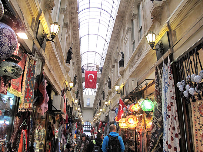 Un des passages perpendiculaire à Istiklal Caddesi.
