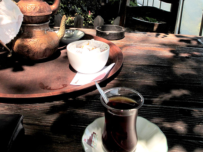 Le çay le thé turc, à tout moment de la journée, dans ses fameux verres tulipes - la tulipe étant le symbole de la Turquie.