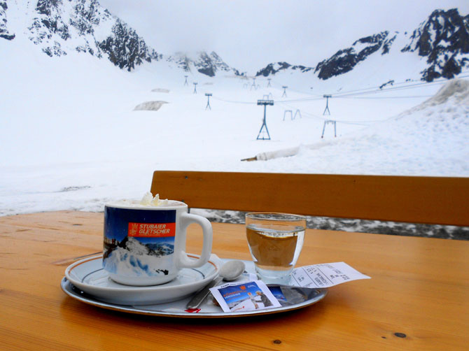 Glacier de la Stubaï, à une demie heure d'Innsbruck, prise le 9 juin ! Évidement, la neige n'est plus aussi bonne, mais on peut faire du ski jusqu'à début juillet ici !